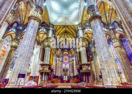 MILANO, ITALIA - 8 APRILE 2022: Panorama della nave e del presbiterio, Duomo di Milano, Lombardia, l'8 aprile a Milano, Italia Foto Stock