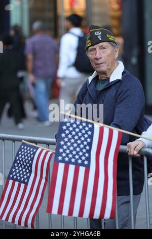 NEW YORK, NEW YORK - 11 NOVEMBRE: Migliaia di persone si riuniscono per onorare i veterani degli Stati Uniti durante la 105a parata annuale dei Veterans Day a New York l'11 novembre 2024. Lungo la Fifth Avenue, la parata celebra il servizio e il sacrificio dei veterani di tutti i rami delle forze armate. (Foto: Giada Papini Rampelotto/EuropaNewswire) Foto Stock