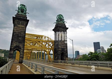 Lo storico 16th Street Bridge (David McCullough Bridge) attraversa il fiume Allegheny tra il Strip District di Pittsburgh e North Shore. Foto Stock