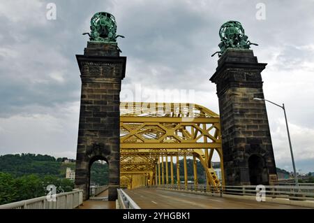 Costruito nel 1923, il 16th Street Bridge di Pittsburgh, ora chiamato David McCullough Bridge, attraversa il fiume Allegheny. Foto Stock