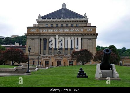 Un cannone si trova sul prato dello storico Soldiers and Sailors Memorial Hall di Pittsburgh, aperto al pubblico come memoriale militare e museo. Foto Stock