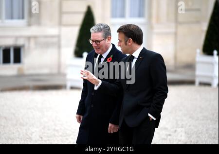 Parigi, Francia.11 novembre 2024. Il presidente francese Macron ebbe un incontro con Sir Keir Starmer, primo ministro del Regno Unito, all'Elysée Palace di Parigi, l'11 novembre 2024 ora locale. Credito: Li Yang/China News Service/Alamy Live News Foto Stock