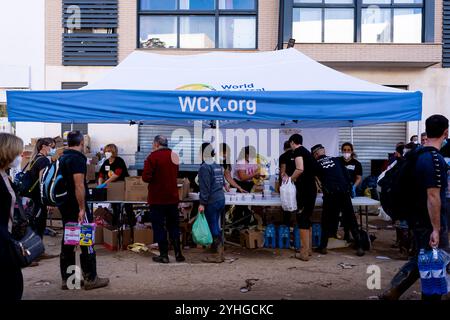 Catarroja, Spagna. 10 novembre 2024. Una tenda della World Central Kitchen si trova nel centro della città e offre pasti caldi. Più di 200 persone sono state uccise in inondazioni improvvise che hanno colpito l'area intorno a Valencia, in particolare le città di Paiporta, Sedavì e Benatusser, in quella che è considerata la peggiore catastrofe naturale della storia spagnola e una delle peggiori della storia europea. Le inondazioni sono state causate da un fenomeno atmosferico noto come Dana. Sono sorte controversie circa la lenta risposta dei servizi di emergenza e del governo. Credito: SOPA Images Limited/Alamy Live News Foto Stock