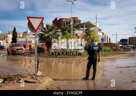 Catarroja, Spagna. 9 novembre 2024. Un poliziotto è visto all'ingresso della città di Catarroja. Più di 200 persone sono state uccise in inondazioni improvvise che hanno colpito l'area intorno a Valencia, in particolare le città di Paiporta, Sedavì e Benatusser, in quella che è considerata la peggiore catastrofe naturale della storia spagnola e una delle peggiori della storia europea. Le inondazioni sono state causate da un fenomeno atmosferico noto come Dana. Sono sorte controversie circa la lenta risposta dei servizi di emergenza e del governo. Credito: SOPA Images Limited/Alamy Live News Foto Stock