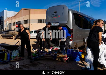 Catarroja, Spagna. 10 novembre 2024. I volontari si stanno preparando prima di entrare nella sono colpiti dal disastro. Più di 200 persone sono state uccise in inondazioni improvvise che hanno colpito l'area intorno a Valencia, in particolare le città di Paiporta, Sedavì e Benatusser, in quella che è considerata la peggiore catastrofe naturale della storia spagnola e una delle peggiori della storia europea. Le inondazioni sono state causate da un fenomeno atmosferico noto come Dana. Sono sorte controversie circa la lenta risposta dei servizi di emergenza e del governo. Credito: SOPA Images Limited/Alamy Live News Foto Stock