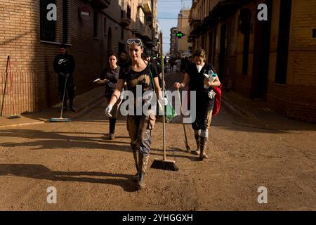 Catarroja, Spagna. 9 novembre 2024. I volontari sono visti camminare per le strade piene di fango. Più di 200 persone sono state uccise in inondazioni improvvise che hanno colpito l'area intorno a Valencia, in particolare le città di Paiporta, SedavÃ¬ e Benatusser, in quella che è considerata la peggiore catastrofe naturale della storia spagnola e una delle peggiori della storia europea. Le inondazioni sono state causate da un fenomeno atmosferico noto come Dana. Sono sorte controversie circa la lenta risposta dei servizi di emergenza e del governo. (Credit Image: © Davide Bonaldo/SOPA Images via ZUMA Press Wire) SOLO PER USO EDITORIALE! Foto Stock