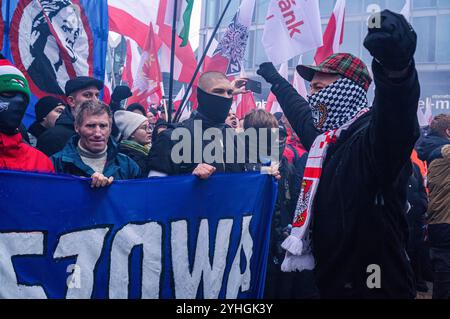 Varsavia, Polonia. 11 novembre 2024. I sostenitori della Confederazione della libertà e dell'indipendenza guidano la folla nei canti. Cittadini polacchi provenienti da tutto il paese marciano per le strade di Varsavia per celebrare il giorno dell'indipendenza. L'evento riunisce decine di migliaia di partecipanti, con polacchi patriottici che si riuniscono per festeggiare. Molte famiglie portano i loro figli. Credito: SOPA Images Limited/Alamy Live News Foto Stock