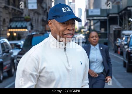 New York, NY, USA, 11 novembre 2024: Il sindaco Eric Adams marcia nella 105a parata annuale dei Veterans Day sulla Fifth Avenue a New York l'11 novembre 2024. Crediti: Lev Radin/Alamy Live News Foto Stock