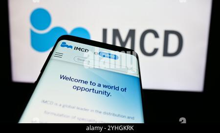 In questa illustrazione fotografica, un telefono cellulare con il sito Web della società olandese di prodotti chimici speciali IMCD NV è visibile davanti al logo aziendale. Foto Stock