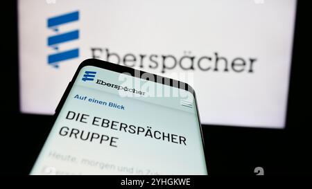 In questa immagine, un telefono cellulare con il sito web dell'azienda automobilistica tedesca Eberspächer Gruppe GmbH Co. KG è visibile davanti al logo. Foto Stock