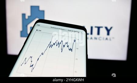 In questa illustrazione fotografica, davanti al logo aziendale viene visualizzato un telefono cellulare con la pagina Web della società finanziaria statunitense Fidelity National Financial Inc. Foto Stock