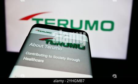 11 novembre 2024: Stoccarda, Germania - 08-13-2024: Telefono cellulare con sito web della società giapponese di apparecchiature mediche Terumo Corporation davanti al logo aziendale. Mettere a fuoco in alto a sinistra sul display del telefono. (Credit Image: © SOPA Images via ZUMA Press Wire) SOLO PER USO EDITORIALE! Non per USO commerciale! Foto Stock