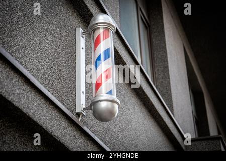 Palo da barbiere - cartello usato dai barbieri per indicare il luogo o il negozio in cui eseguono le loro attività. Foto Stock