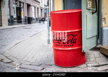 Riga, Lettonia - 20 agosto 2024: Botte di metallo con logo Coca Cola Zero Sugar Foto Stock