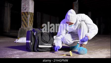 Persona, tampone e test sulla scena del crimine, campione di sangue e scoperta del marcatore del dna. Prove di omicidio professionali e tuta hazmat per sicurezza, analisi forense Foto Stock