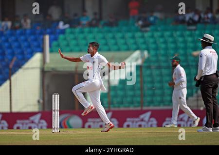 Taijul Islam Bowl durante il secondo giorno di test in Bangladesh e Sud Africa allo stadio Zahur Ahmed Chowdhury di Sagorika, Chattogram, Bangladesh, Octobe Foto Stock