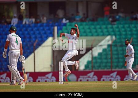 Taijul Islam Bowl durante il secondo giorno di test in Bangladesh e Sud Africa allo stadio Zahur Ahmed Chowdhury di Sagorika, Chattogram, Bangladesh, Octobe Foto Stock