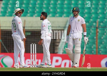 Da sinistra Najmul hasan Shanto, Mehidy Hasan Miraz e Aiden Markram durante il Bangladesh e il Sudafrica 2° giorno di test uno allo Zahur Ahmed Chowdhury Foto Stock