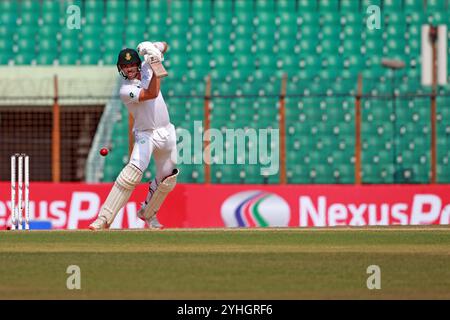 Tristan Stubbs batte durante il secondo giorno di test in Bangladesh e Sudafrica allo Zahur Ahmed Chowdhury Stadium di Sagorika, Chattogram, Bangladesh, Octo Foto Stock