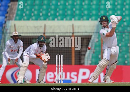 Tristan Stubbs batte durante il secondo giorno di test in Bangladesh e Sudafrica allo Zahur Ahmed Chowdhury Stadium di Sagorika, Chattogram, Bangladesh, Octo Foto Stock