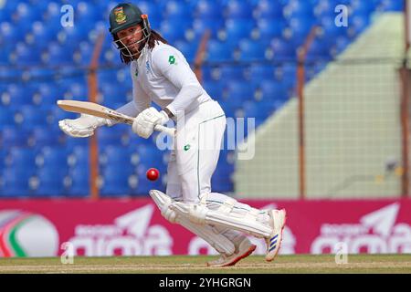 Tony de Zorzi batte durante il secondo giorno di test in Bangladesh e Sudafrica allo Zahur Ahmed Chowdhury Stadium di Sagorika, Chattogram, Bangladesh, Octob Foto Stock