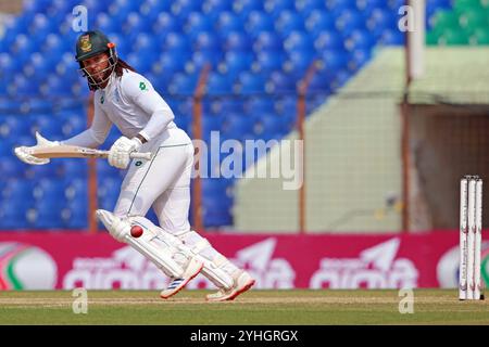 Tony de Zorzi batte durante il secondo giorno di test in Bangladesh e Sudafrica allo Zahur Ahmed Chowdhury Stadium di Sagorika, Chattogram, Bangladesh, Octob Foto Stock