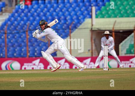 Tony de Zorzi batte durante il secondo giorno di test in Bangladesh e Sudafrica allo Zahur Ahmed Chowdhury Stadium di Sagorika, Chattogram, Bangladesh, Octob Foto Stock