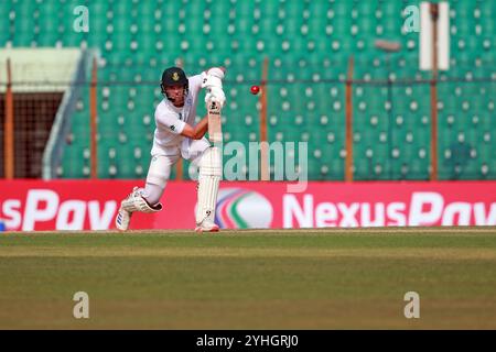 Tristan Stubbs batte durante il secondo giorno di test in Bangladesh e Sudafrica allo Zahur Ahmed Chowdhury Stadium di Sagorika, Chattogram, Bangladesh, Octo Foto Stock