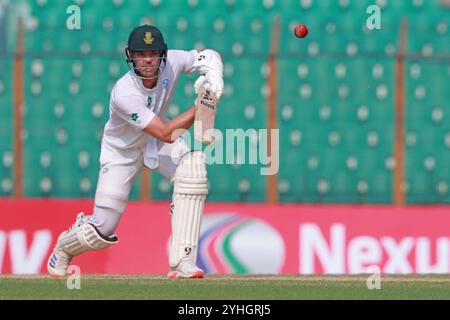 Tristan Stubbs batte durante il secondo giorno di test in Bangladesh e Sudafrica allo Zahur Ahmed Chowdhury Stadium di Sagorika, Chattogram, Bangladesh, Octo Foto Stock