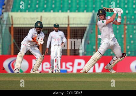 Tristan Stubbs batte durante il secondo giorno di test in Bangladesh e Sudafrica allo Zahur Ahmed Chowdhury Stadium di Sagorika, Chattogram, Bangladesh, Octo Foto Stock