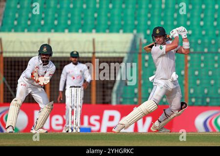 Tristan Stubbs batte durante il secondo giorno di test in Bangladesh e Sudafrica allo Zahur Ahmed Chowdhury Stadium di Sagorika, Chattogram, Bangladesh, Octo Foto Stock