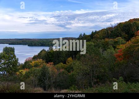 Ontario - Fairy Lake dal Lion's Lookout sopra Huntsville in autunno Foto Stock