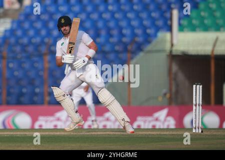 Tristan Stubbs batte durante il secondo giorno di test in Bangladesh e Sudafrica allo Zahur Ahmed Chowdhury Stadium di Sagorika, Chattogram, Bangladesh, Octo Foto Stock