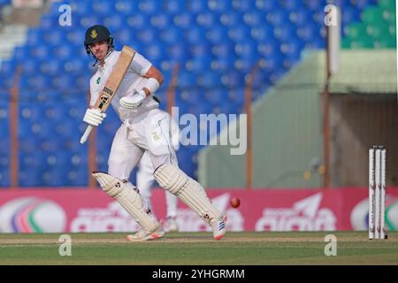 Tristan Stubbs batte durante il secondo giorno di test in Bangladesh e Sudafrica allo Zahur Ahmed Chowdhury Stadium di Sagorika, Chattogram, Bangladesh, Octo Foto Stock