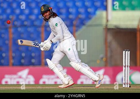 Tony de Zorzi batte durante il secondo giorno di test in Bangladesh e Sudafrica allo Zahur Ahmed Chowdhury Stadium di Sagorika, Chattogram, Bangladesh, Octob Foto Stock