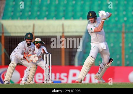 Tristan Stubbs batte durante il secondo giorno di test in Bangladesh e Sudafrica allo Zahur Ahmed Chowdhury Stadium di Sagorika, Chattogram, Bangladesh, Octo Foto Stock