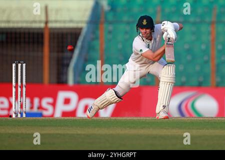 Tristan Stubbs batte durante il secondo giorno di test in Bangladesh e Sudafrica allo Zahur Ahmed Chowdhury Stadium di Sagorika, Chattogram, Bangladesh, Octo Foto Stock