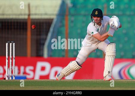 Tristan Stubbs batte durante il secondo giorno di test in Bangladesh e Sudafrica allo Zahur Ahmed Chowdhury Stadium di Sagorika, Chattogram, Bangladesh, Octo Foto Stock