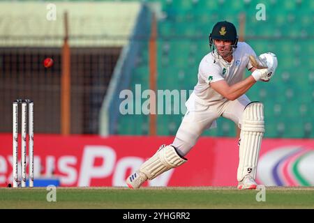 Tristan Stubbs batte durante il secondo giorno di test in Bangladesh e Sudafrica allo Zahur Ahmed Chowdhury Stadium di Sagorika, Chattogram, Bangladesh, Octo Foto Stock