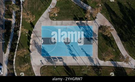Vista dall'alto verso il basso di un campo da pallacanestro in un parco pubblico di Jurupa Valley, California, Stati Uniti. Foto Stock