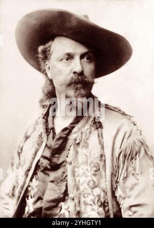 Ritratto di William 'Buffalo Bill' Cody (1846-1917), showman americano del Wild West, colonnello dell'esercito degli Stati Uniti, cacciatore di bisonti, cacciatore di pellicce, cercatore d'oro, e scout di frontiera. Foto: C1886. Foto Stock