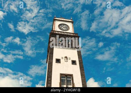 Torre dell'orologio in stile portoghese contro il cielo blu a Ponta Delgada in Portogallo Foto Stock