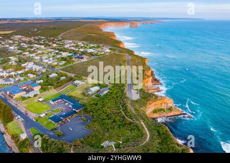 Veduta aerea di una strada costiera e di un parcheggio auto che guarda lungo una costa frastagliata a Port Campbell sulla grande strada oceanica di Victoria, Australia Foto Stock