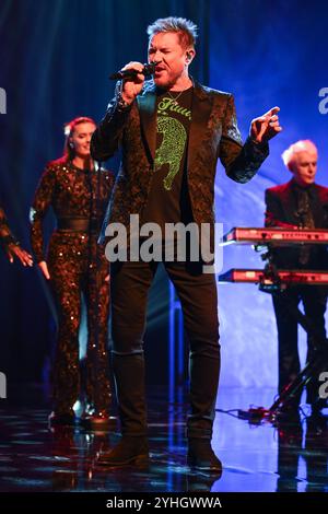 Foto del file DI 26 Simon le Bon dei Duran Duran Duran durante le riprese del Graham Norton Show, che riceverà un onore reale durante una cerimonia di investitura al Castello di Windsor martedì 10/23. Data di pubblicazione: Martedì 12 novembre 2024. Foto Stock