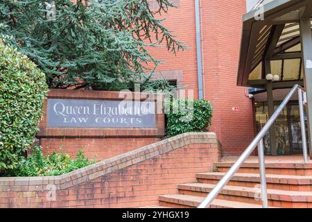 Birmingham, Regno Unito - 11 novembre 2024: Cartellonistica e ingresso anteriore del tribunale nel centro di Birmingham Foto Stock