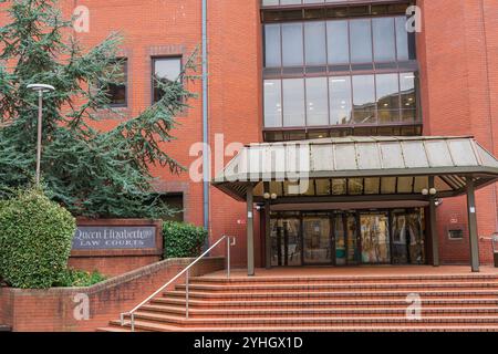 Birmingham, Regno Unito - 11 novembre 2024: Ingresso anteriore dell'edificio Law Courts a Birmingham, Regno Unito Foto Stock