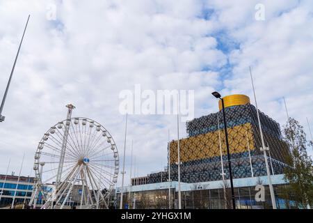 Birmingham, Regno Unito - 11 novembre 2024: Biblioteca di Birmingham con ruota panoramica per il periodo natalizio, guardando a nord-ovest Foto Stock