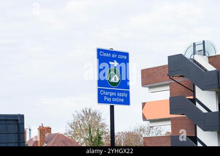 Birmingham, Regno Unito – 11 novembre 2024: Segnale stradale e logo della Clean Air zone del Regno Unito a Birmingham, Regno Unito Foto Stock