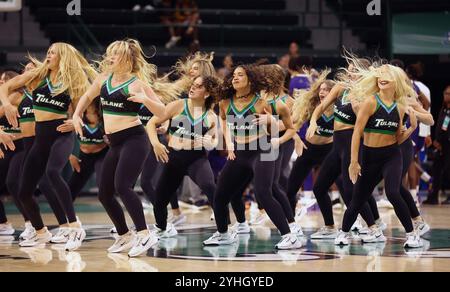 New Orleans, Stati Uniti. 11 novembre 2024. La squadra di ballo Shockwave si esibisce durante l'intervallo di una gara di basket maschile NCAA al Devlin Fieldhouse lunedì 11 novembre 2024 a New Orleans, Louisiana. (Foto di Peter G. Forest/Sipa USA) credito: SIPA USA/Alamy Live News Foto Stock