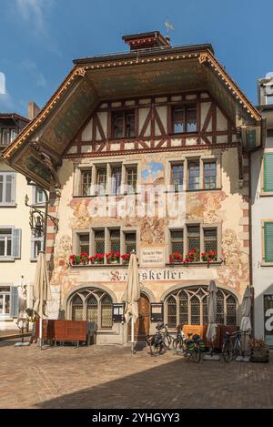 Casa colorata e dipinta in legno nel centro storico di Olten, Canton Soletta, Svizzera Foto Stock